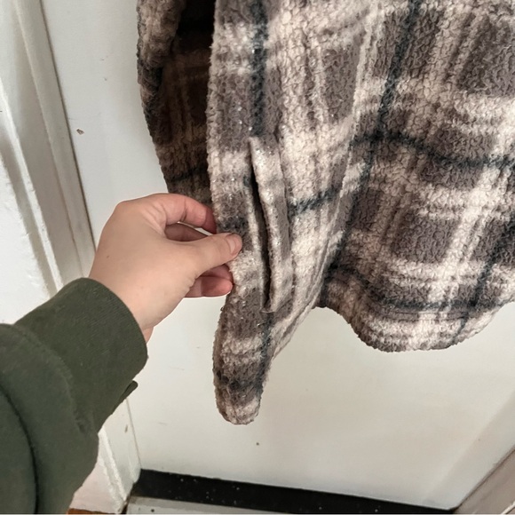 Koolaburra Gray and Cream Teddy Jacket - Picture 4 of 5